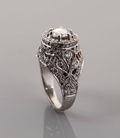 null Dome ring in white gold, 750 MM, centered on a crowned rose in an openwork design...