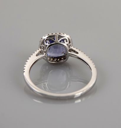 null White gold ring, 750 MM, set with a cushion-cut sapphire weighing 2.16 carats...