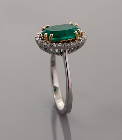 null Small Pompadour ring in two golds, 750 MM, centered on an oval emerald weighing...