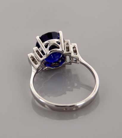 null Ring in white gold, 750 MM, set with an oval sapphire weighing 5.35 carats certified...