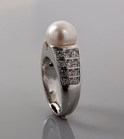 null Ring in white gold, 750 MM, centered with a cultured pearl diameter 10mm between...