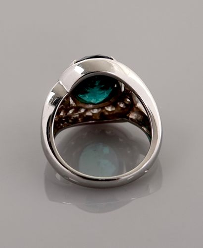 null Bague en or gris, 750 MM, ornée d'une tourmaline couleur verte ovale pesant...