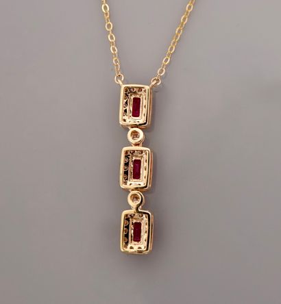 null Yellow gold necklace, 750 MM, centered on three motifs centered on an emerald-cut...