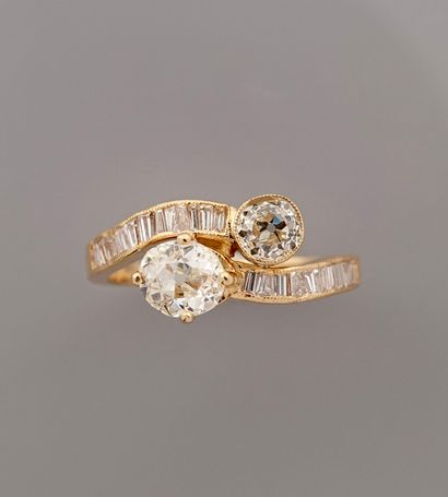 null Yellow gold ring, 750 MM, adorned with a round diamond facing an oval diamond...