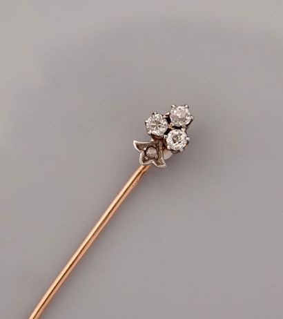 null Tie pin in yellow gold clover, 750 MM, set with four diamonds, circa 1900, weight:...