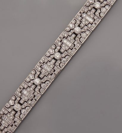 null Bracelet formed of articulated links in white gold, 750 MM, covered with round...