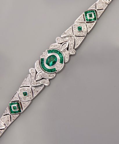 null Bracelet en or gris, 750 MM, centré d'un motif orné d'une émeraude entourée...