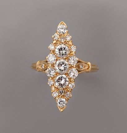 null Bague Marquise en or jaune, 750 MM, recouverte de diamants entre deux palmettes...