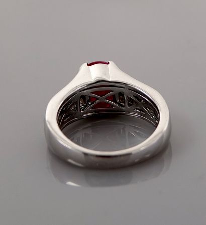 null Band ring in white gold, 750 MM, set with an oval ruby weighing 2.39 carats,...