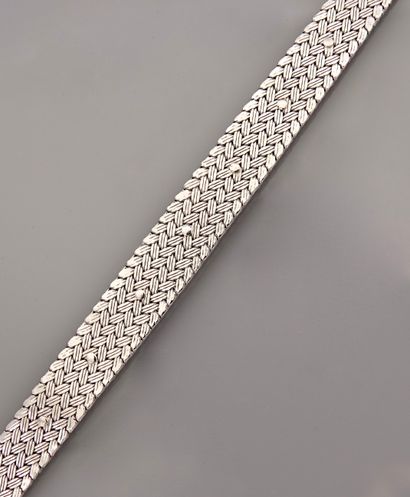 null Bracelet plat en or gris, 750 MM, pressé, ponctué de sept motifs de trois diamants...