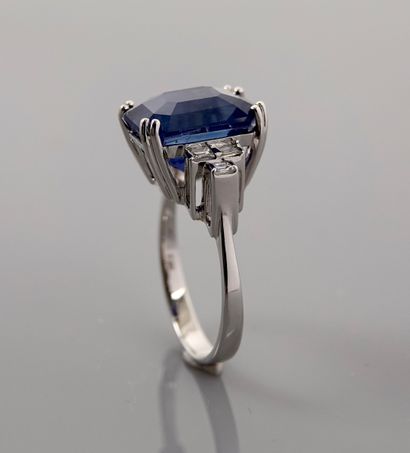null 
White gold ring, 750 MM, set with an emerald cut sapphire weighing 7.59 carats...