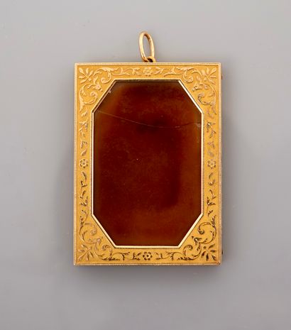 null Pendant representing a closed book in yellow gold, 750 MM, amatized and engraved...