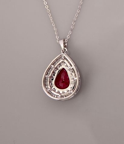 null Chain and pendant in white gold, 750 MM, adorned with a pear-cut ruby weighing...