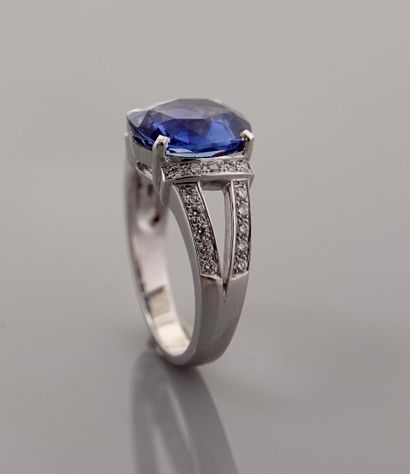 null Ring in white gold, 750 MM, set with an oval sapphire 4.73 carats certified...