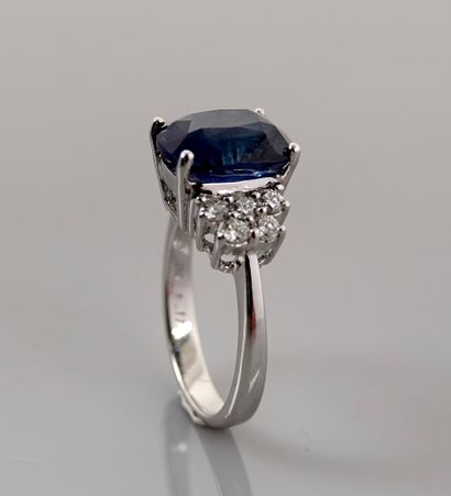 null 
Ring in white gold, 750 MM, set with a cushion-cut sapphire weighing 6.17 carats...