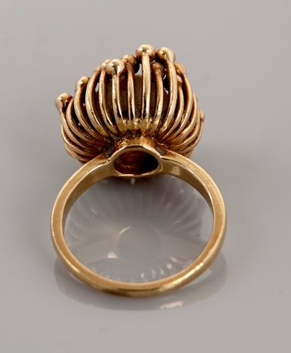 null Jewel of artist. Unique piece. Ring drawing arcs crowned by yellow gold beads,...