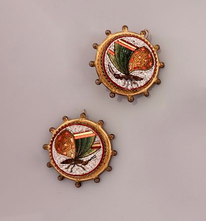 null Pair of round gilt metal elements, one with its clasp on the back, each decorated...