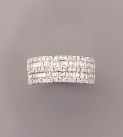 null Band ring in white gold, 750 MM, centered on a line of brilliant-cut diamonds...
