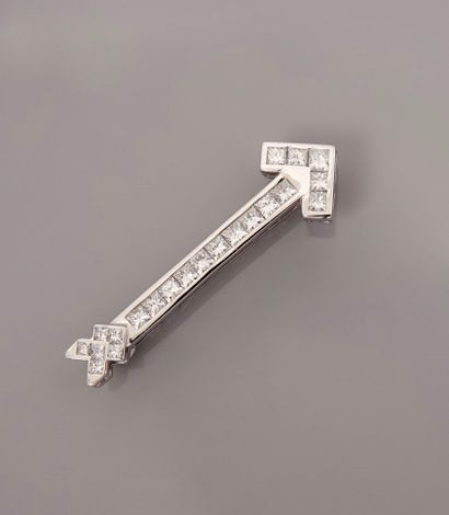 null 
Brooch drawing an arrow, platinum 900 MM, covered with very white square diamonds...