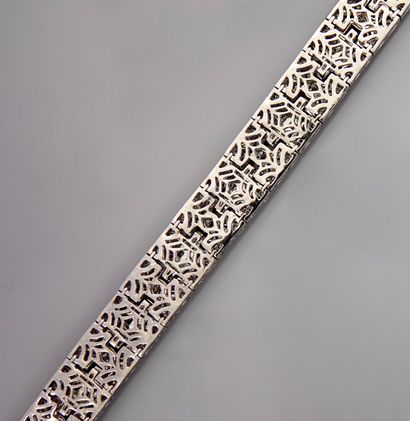 null Bracelet formed of articulated links in white gold, 750 MM, covered with round...