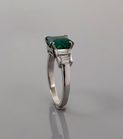 null White gold ring, 750 MM, set with an emerald-cut emerald weighing 1.82 carats...