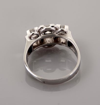 null White gold ring, 750 MM, centered with three very white diamonds between loops...