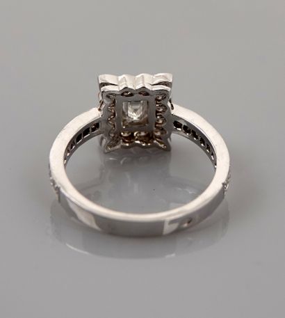 null Rectangular white gold ring, 750 MM, centered with a baguette-cut diamond surrounded...