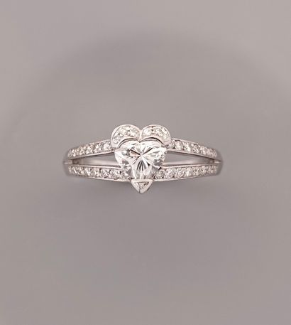 null Ring drawing two links of white gold, 750 MM, underlined by diamonds and linked...