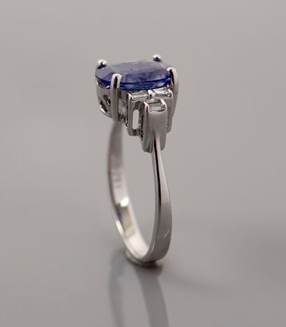 null Ring in white gold, 750 MM, set with an oval sapphire weighing 2.57 carats certified...