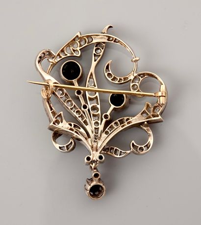 null Brooch with foliage, silver 925 MM, and yellow gold 750MM, decorated with diamonds...