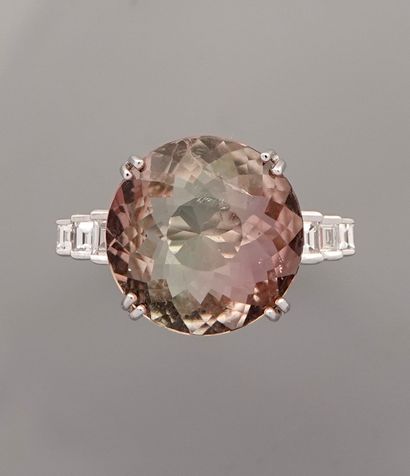 null Bague en or gris, 750 MM, ornée d'une tourmaline pâle, ronde pesant 11 carats...