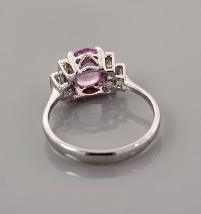 null White gold ring, 750 MM, set with an oval pink sapphire weighing 1.35 carats,...