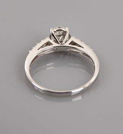 null Bague solitaire en or gris, 750 MM, ornée de diamants taille princesse et taille...
