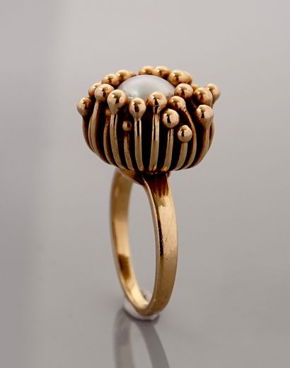 null Jewel of artist. Unique piece. Ring drawing arcs crowned by yellow gold beads,...