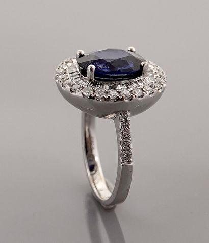 null Classic Pompadour ring in white gold, 750 MM, centered on an oval sapphire weighing...