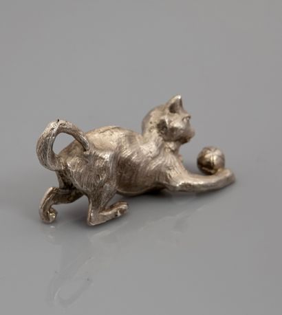 null Chaton jouant avec une balle en, argent 925 MM, longueur 7 cm, poinçon Minerve,...