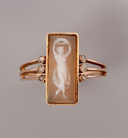 null Ring formed of three yellow gold links, 750 MM, set with a cameo on two-tone...