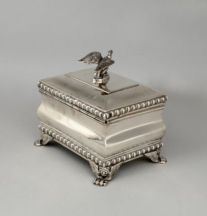 null Coffret rectangulaire en , argent 925 MM, repose sur pieds à griffes couronnées...