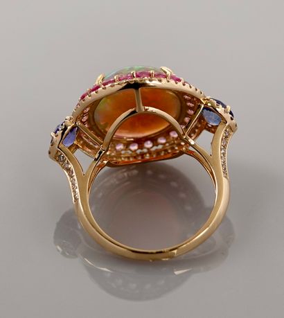 null Bague deux ors, 750 MM, ornée d'une opale cabochon pesant 4,50 carats environ...