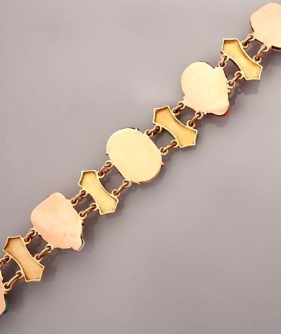 null Bracelet formant des motifs striés et amatis en or jaune, 750 MM, portant six...