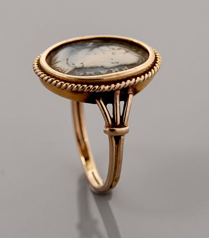 null Yellow gold ring, 750 MM, setting a cameo on two-colored agate drawing the profile...