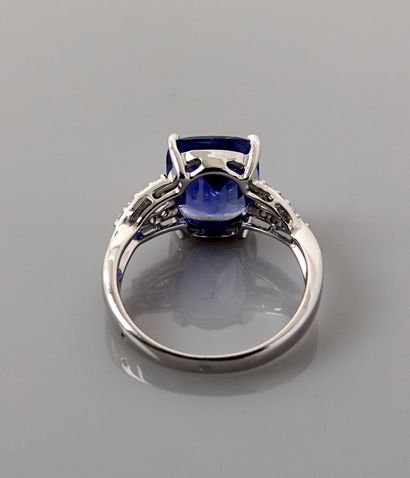 null Ring in white gold, 750 MM, set with a cushion-cut sapphire weighing 4.20 carats...