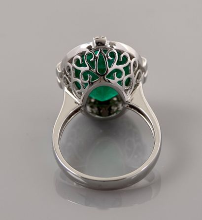 null Pompadour ring in white gold, 750 MM, set with an oval Colombian emerald weighing...