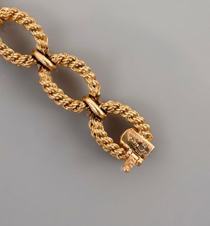null BOUCHERON-Paris, Bracelet formed of 14 double links in twisted yellow gold,...