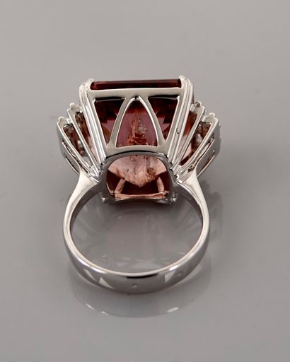 null Ring in white gold, 750 MM, set with a pink tourmaline weighing 23 carats, with...