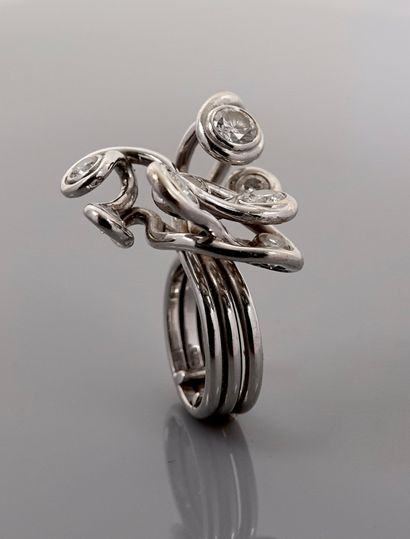 null 
Artist's jewel, unique piece. Ring drawing three identical links in white gold,...