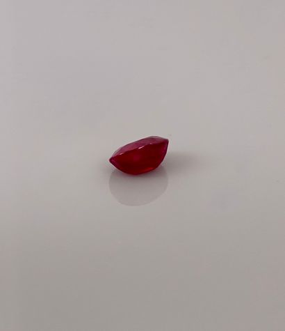 null Isolated oval ruby weighing 4.19 carats, sold with its certificate from the...