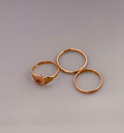 Lot: three yellow gold rings, 750 MM, weight:...