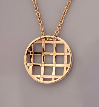null Chain and pendant in two golds, 750 MM, round plate drawing a net surrounded...