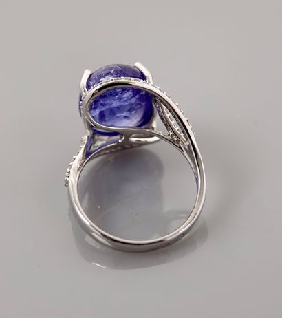 null Ring in white gold, 750 MM, set with an oval cabochon tanzanite weighing 10...